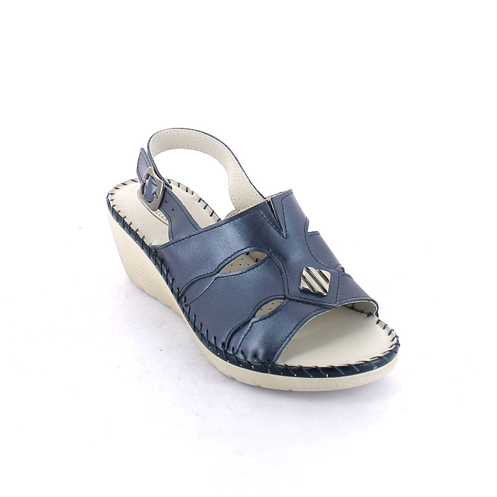 Hand sewn summer sandal for woman