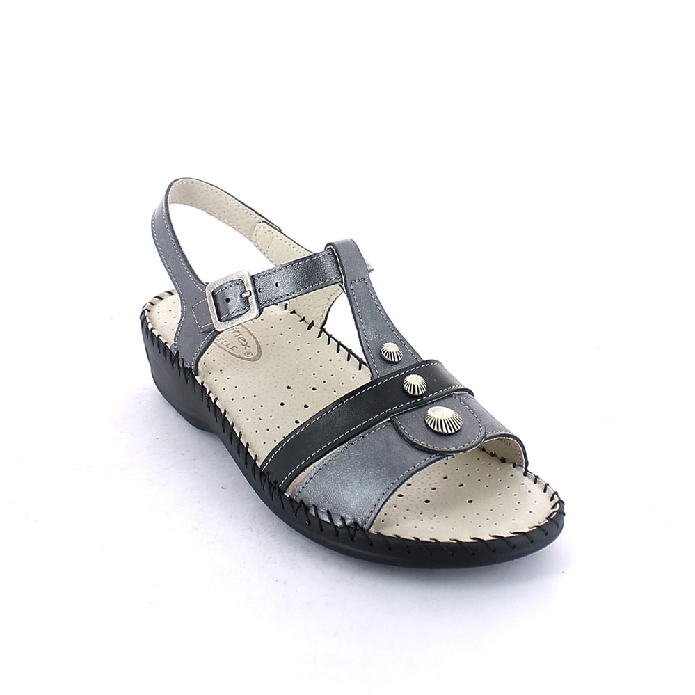 Hand sewn summer sandal for woman